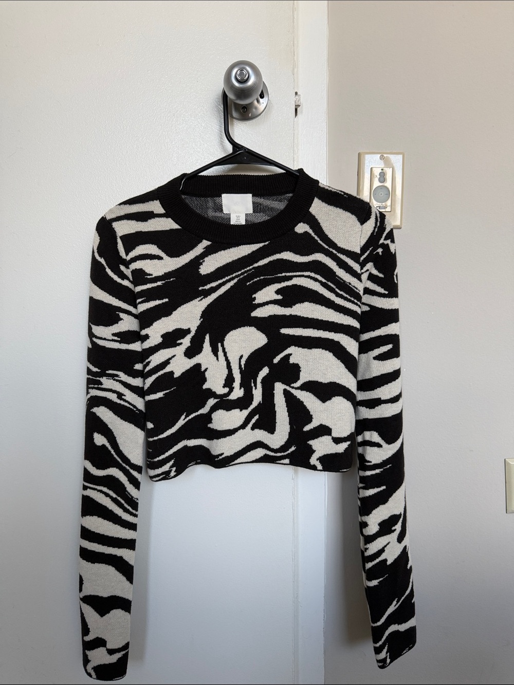 H&M Black and White Zebra-Pattern Cropped Sweater